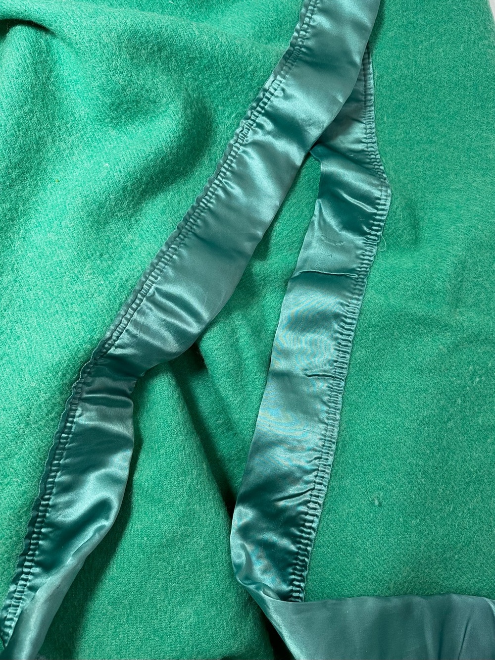 Vintage Kenwood Ramcrest Emerald Green Wool Blanket 72" x 87" Canada - Picture 11 of 11